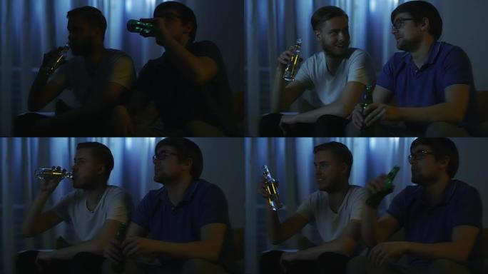 朋友在晚上看电视和喝啤酒