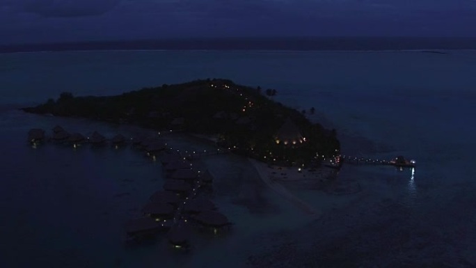 空中: 豪华的私人岛屿度假胜地，在太平洋的小僻静的motu岛上设有豪华的水上平房和独家的海滨别墅