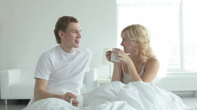 夫妇在床上喝茶