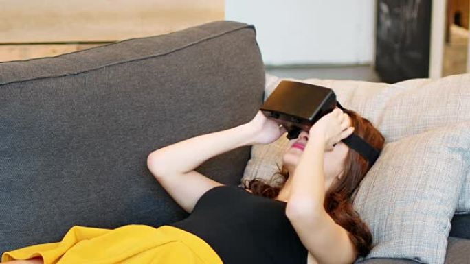 在客厅使用虚拟现实耳机的女人