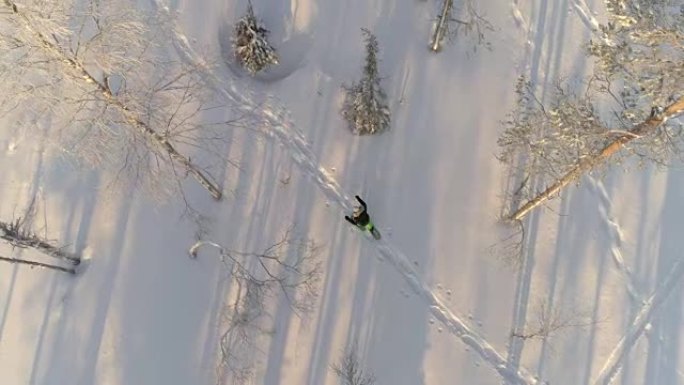 在拉普兰森林的深雪上，空中俯飞在徒步旅行者雪鞋上方