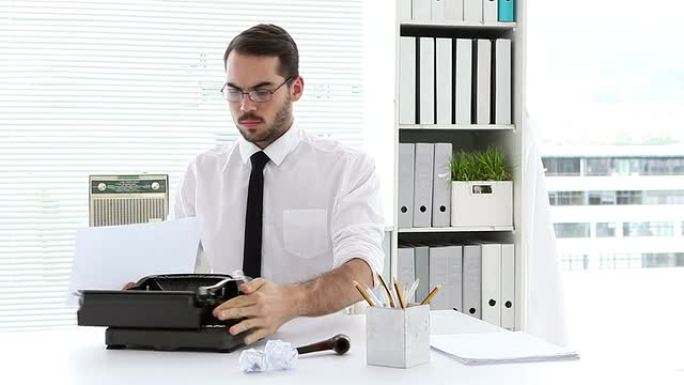 商人在办公桌前打字机工作