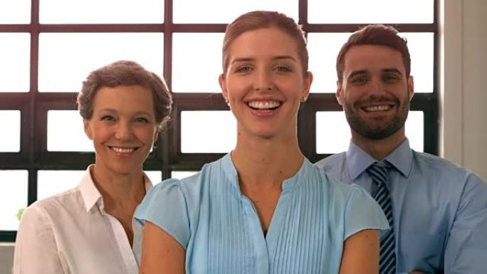 微笑的商业团队双臂交叉站立的肖像