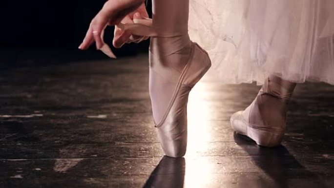 舞者穿上芭蕾舞鞋