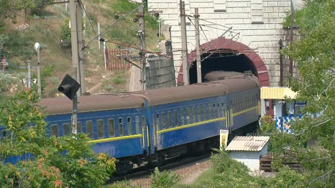 铁路隧道和客运列车（延时）