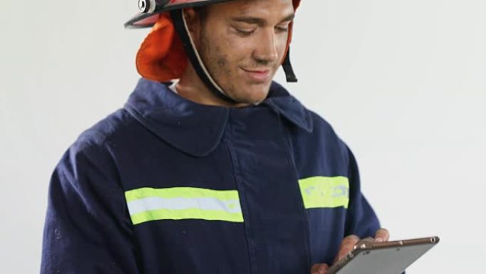 消防员在白色背景下使用数字平板电脑4k