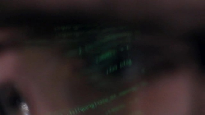 在黑客计算机屏幕上运行的偷钱编程代码