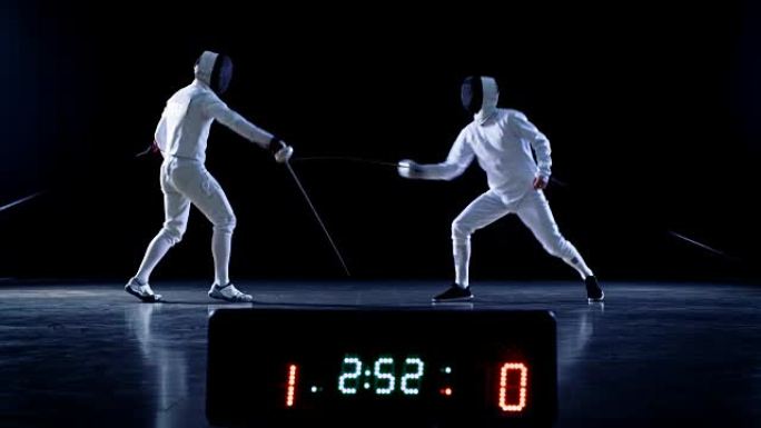 在锦标赛上，两名专业装备齐全的击剑手熟练地用箔纸打架，而记分牌则显示出命中率。他们进攻、防守、跳跃、
