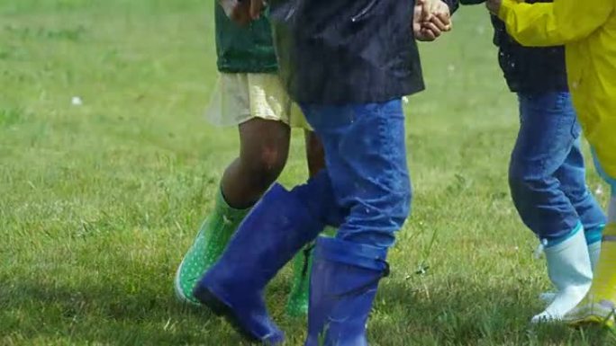 孩子们在雨中绕圈奔跑