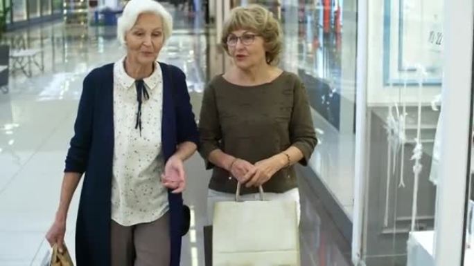 退休妇女走过购物中心