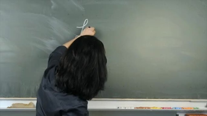 写德语单词“”的老师；莱森“；在黑板上