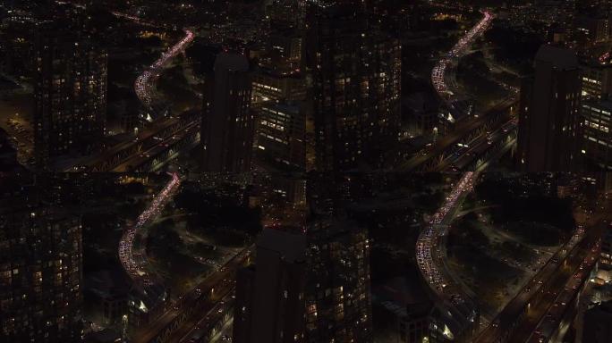 空中: 在曼哈顿大桥高速公路和布鲁克林皇后区Expy NYC上行驶的汽车