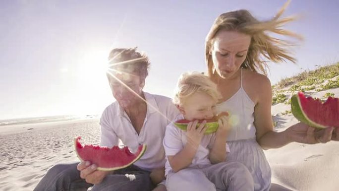 家人在海滩吃西瓜