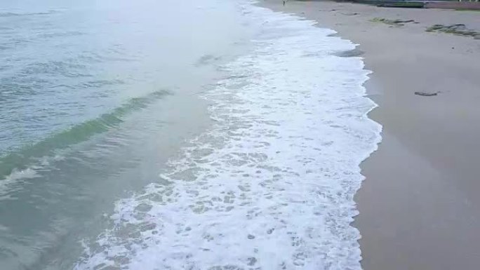 泰国宋卡萨米拉海滩的海岸线和波浪的4k无人机视图