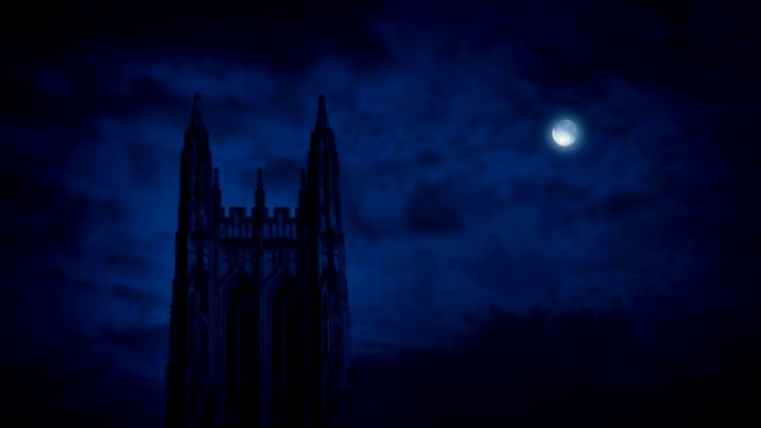 哥特式教堂晚上的尖塔
