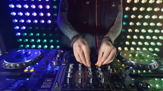 迪斯科和俱乐部DJ在夜总会派对上双手混合。