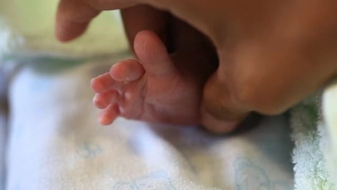 小脚一个刚出生的婴儿