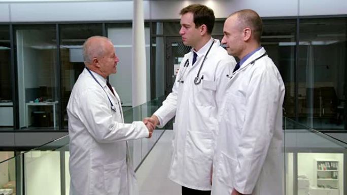 医生在走廊上握手时相互交流
