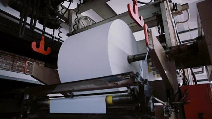 印刷机工作。出版用的一大卷纸。用声音在生产线上印刷建立细节