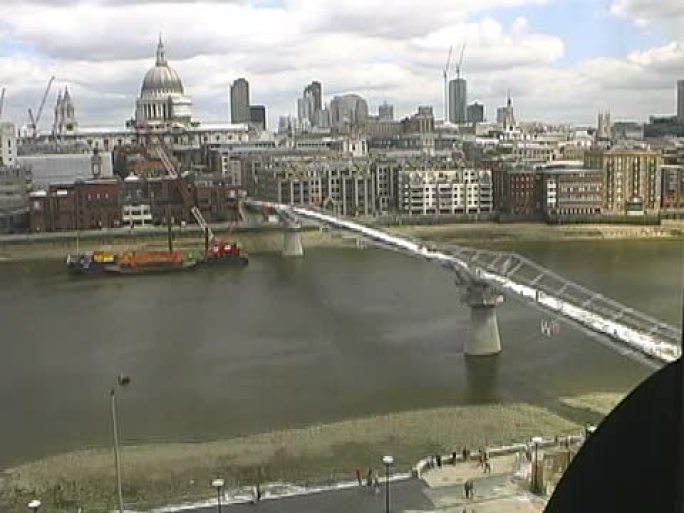 伦敦闪回:千年桥正在建设，阴天