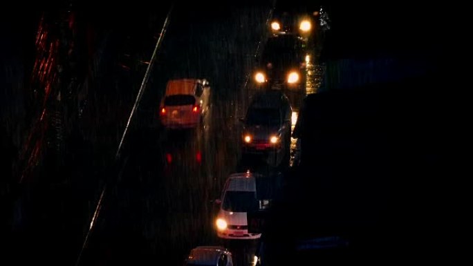 城市道路上大雨中的汽车