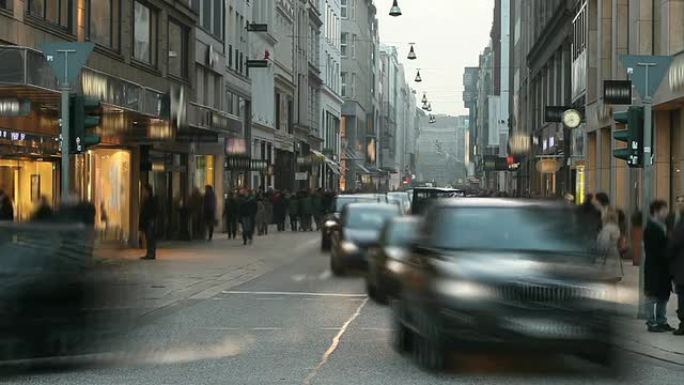 购物-人多车多的街道