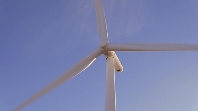 低角度隔离风力涡轮机旋转蓝天创造清洁能源