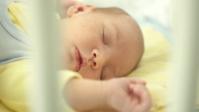 高清: 可爱的新生男婴睡觉