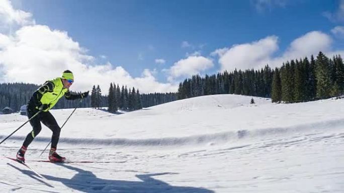 越野滑雪者在冬季景观中滑板滑雪上坡