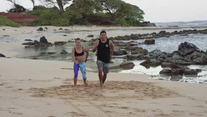 4k慢动作: 夏威夷夫妇在沙滩上用绳梯锻炼