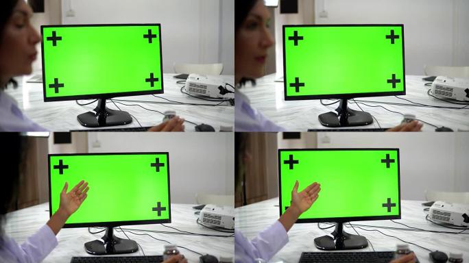 医生在绿屏计算机上向患者解释