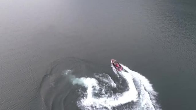 AERIAL 4k:年轻人在水上摩托艇上撕裂