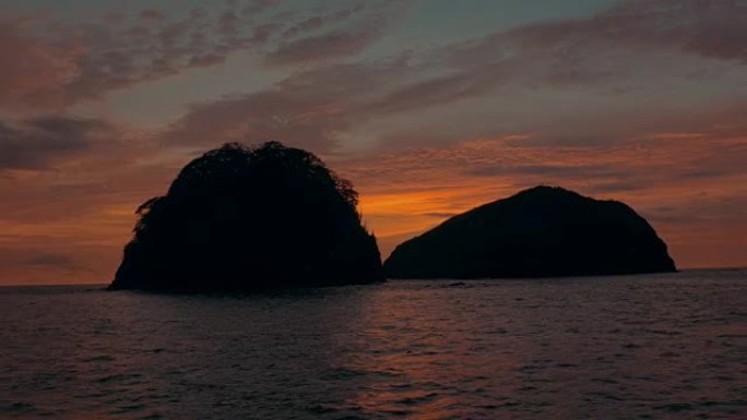 日落时经过一个热带岛群
