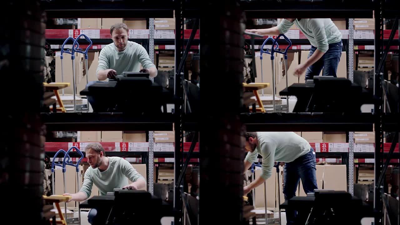 一名男子正在拿塑料椅子，把它们放在仓库的手推车上。浏览货架