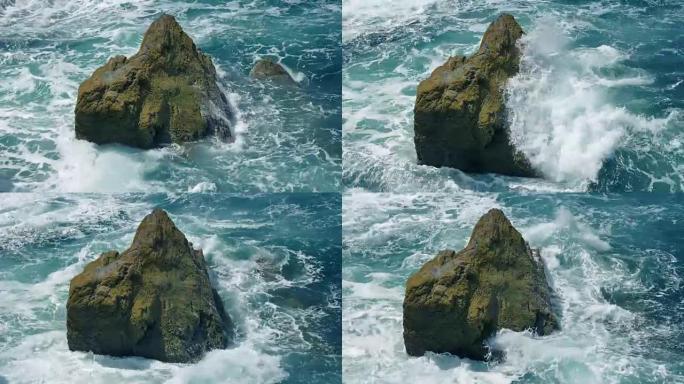 海浪冲破海中的岩石