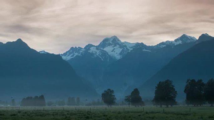 美丽的风景。库克山在新西兰西海岸福克斯冰川的时间流逝，多莉从左到右射击