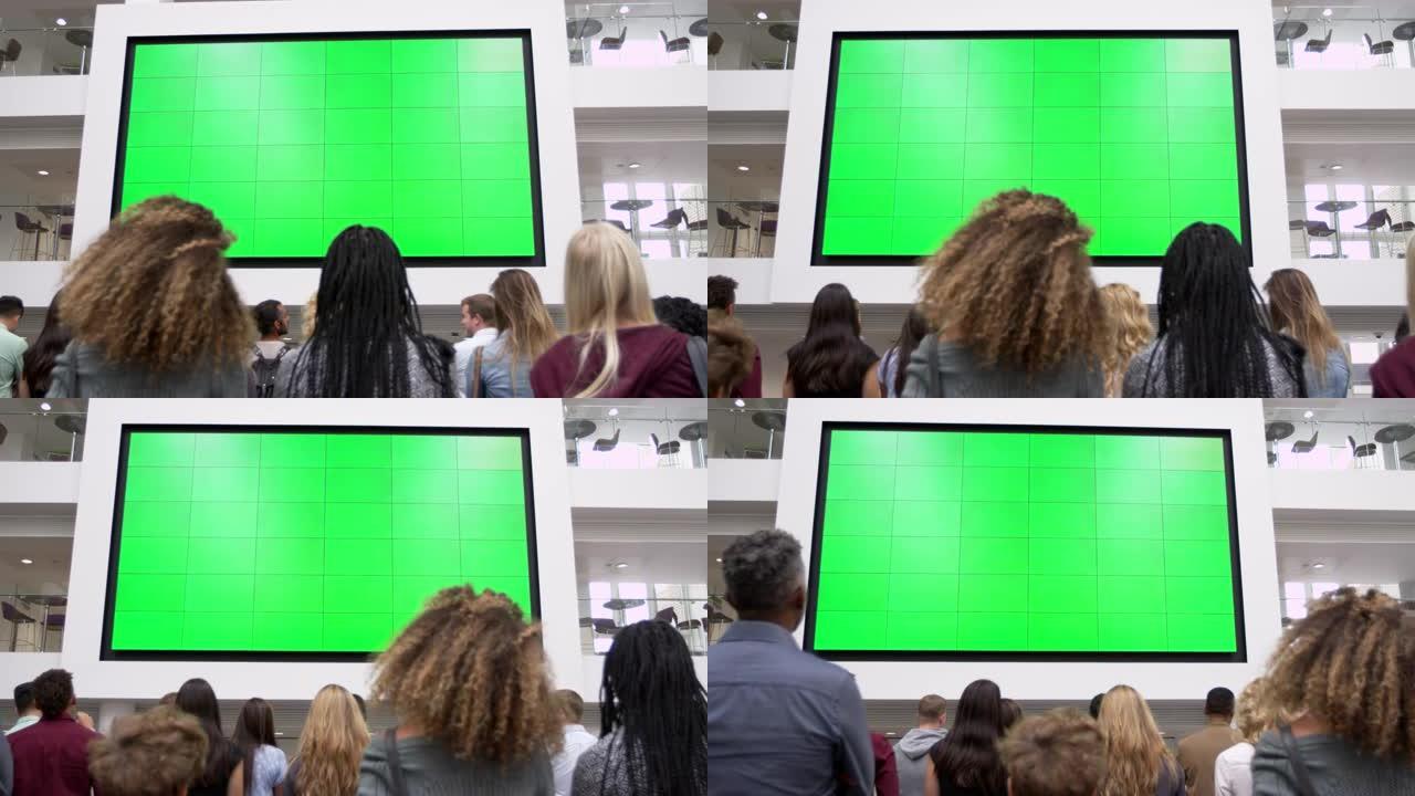 学生在中庭的大AV屏幕下，特写镜头，在R3D上拍摄