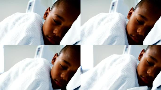 生病的男孩在医院的床上睡觉