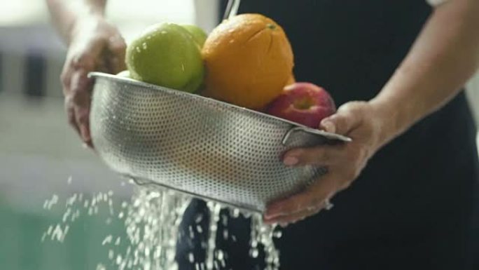 节食: 用手洗水果，健康饮食