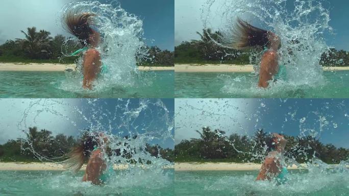 慢动作: 年轻的黑发女人将头发从玻璃状的海洋中抽回。