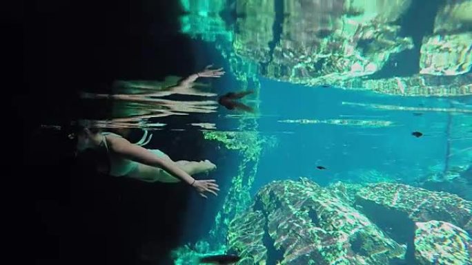 过度: 在令人惊叹的污水坑河中探索Gran Cenote浮潜的女孩