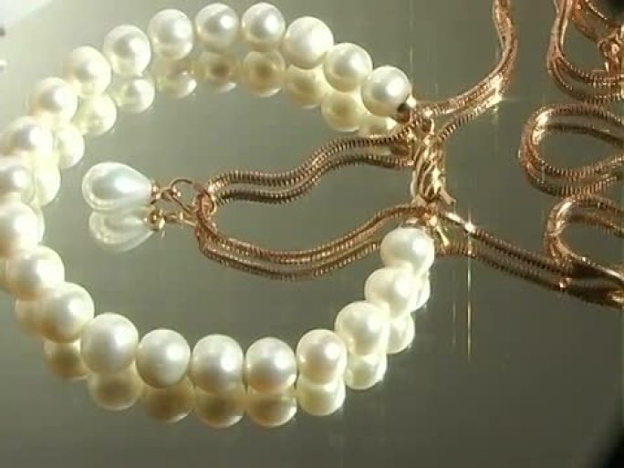 白色珍珠制成的珠宝