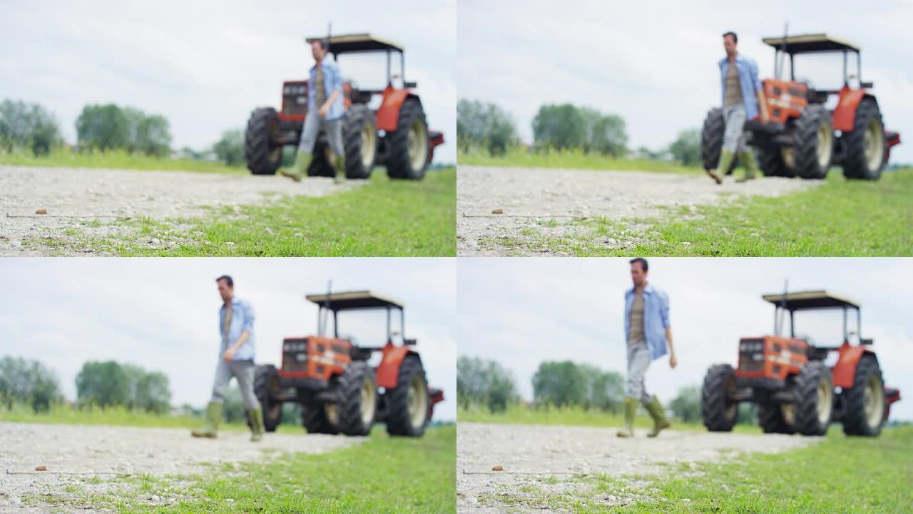 一位英俊的年轻农民站在衬衫上，对着镜头微笑，在拖拉机和自然背景下的肖像。概念: 生物生态，清洁环境，