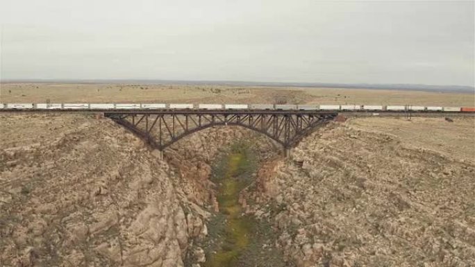 空中: 穿越峡谷暗黑破坏神的钢拱桥的火车
