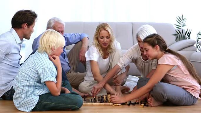 家庭在家下棋