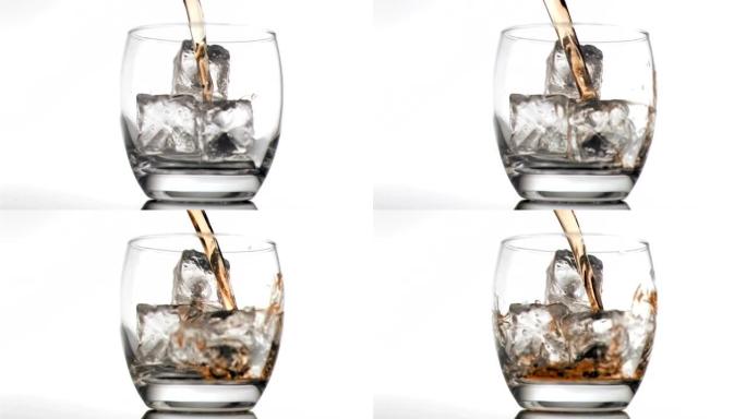 威士忌倒入加冰的玻璃杯中
