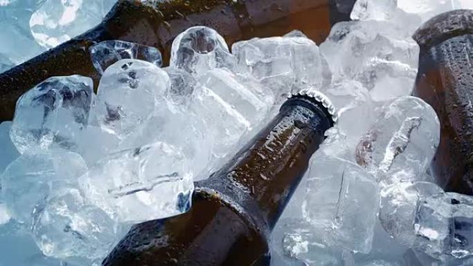 在许多冰块中冷藏的啤酒