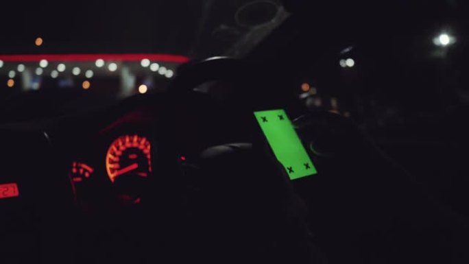 人们在汽车上使用智能手机，绿屏