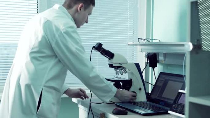 技术专家或病理学家使用显微镜