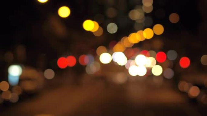 BOKEH: 夜间在纽约市五颜六色的模糊交通信号灯和抽搐的城市灯